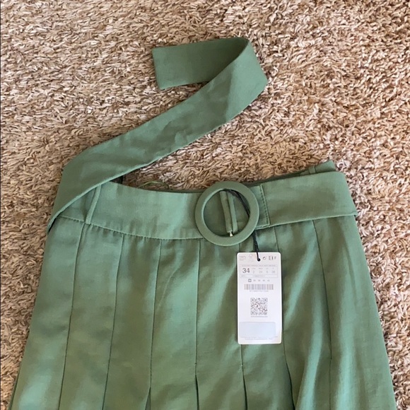 Emerald Green Pleated Pants - Picture 2 of 5